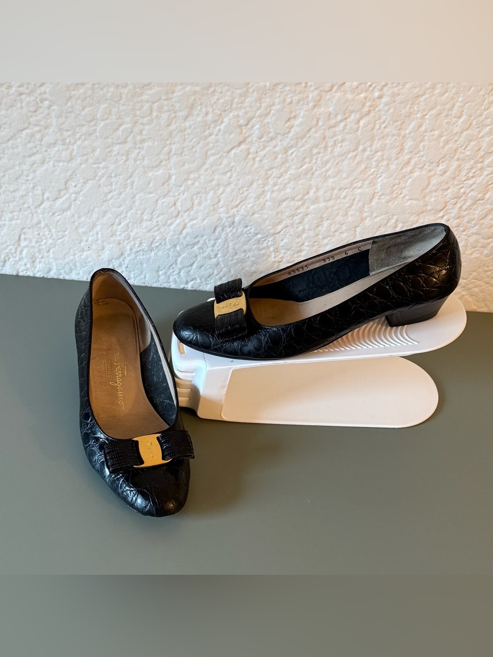 Vintage Salvatore Ferragamo Crocodile Embossed Vara Pumps size 6 ITALY